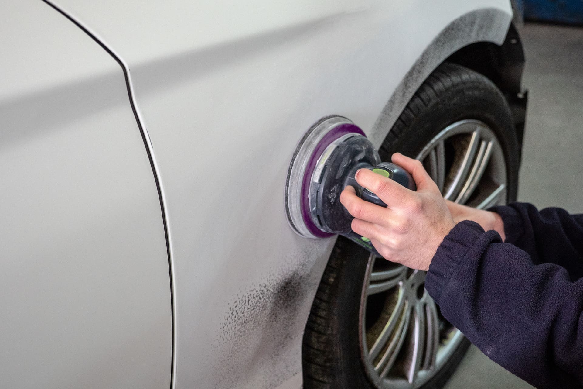 鈑金作業の様子