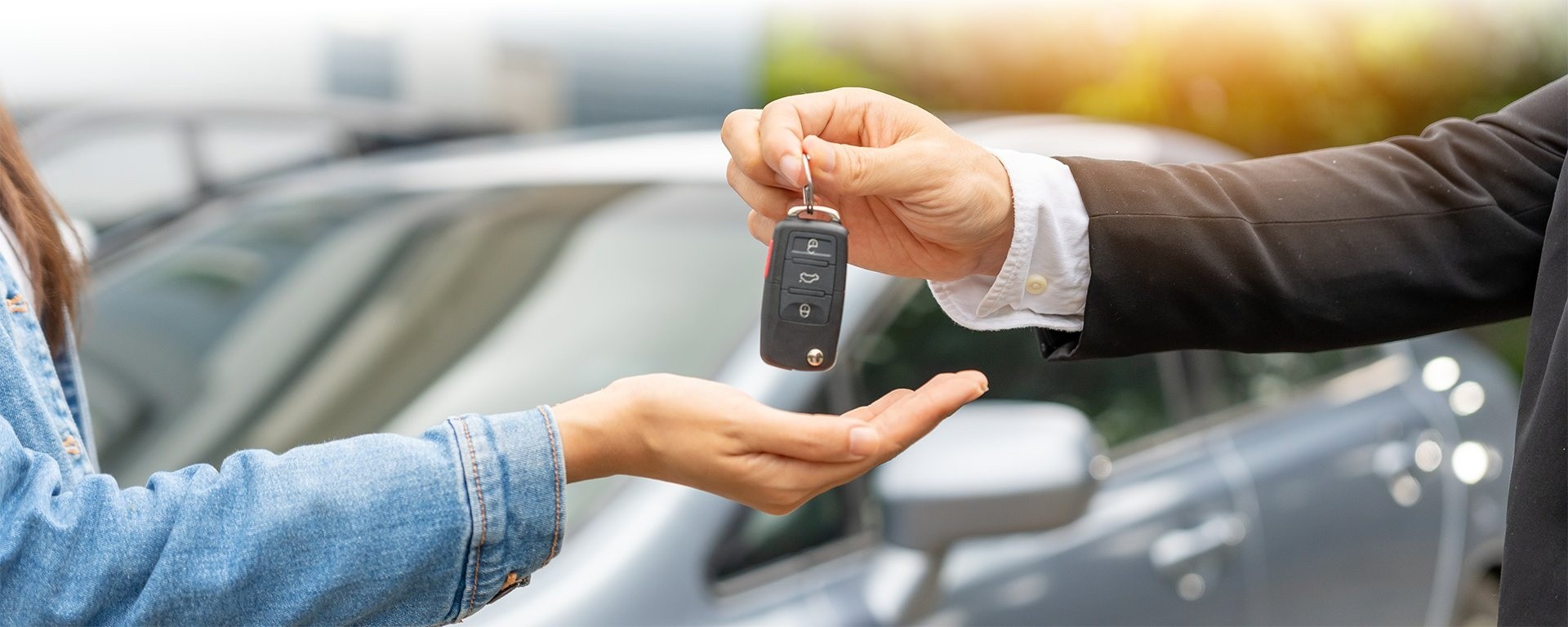 車の鍵の受け渡しの様子